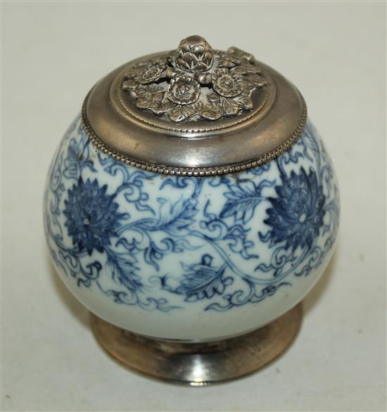 A Chinese blue and white pot, 16th century, 9.7cm